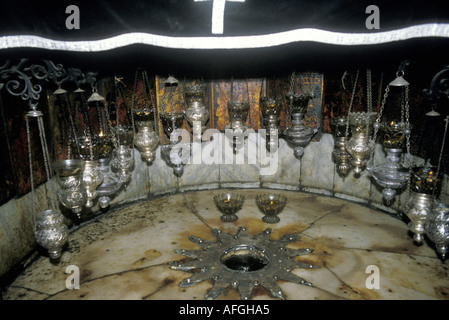 Ein Stern in der Krypta der Geburtskirche in Bethlehem markiert den Ort, an dem Jesus geboren wurde Stockfoto