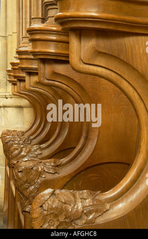 Blick auf kunstvolle Schnitzereien auf kirchenbänken in Lancing College Kapelle, Sussex, England Stockfoto