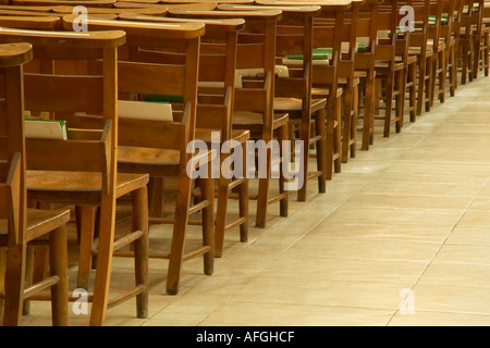 Mehrere Reihen von leeren Stühle aus Holz in einer englischen Kirche Stockfoto
