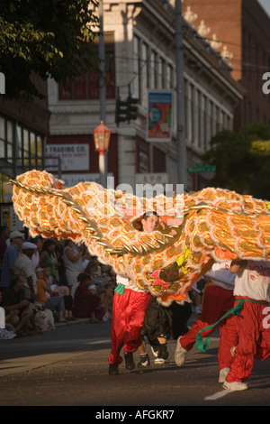 Chinesische Drachen Team führt in Chinatown International District Seafair Parade Seattle Washington USA Stockfoto