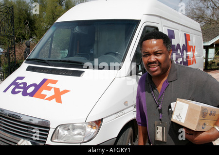 Gainesville Florida, FedEx Lieferwagen, Männer mit schwarzem Mann, Fahrer, Angestellte, Angestellte, Angestellte, Angestellte, Angestellte, Box, FL060303078 Stockfoto