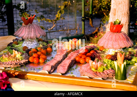 Prime Rib Braten Tomaten und Gemüse Präsentation in Scheiben schneiden Stockfoto