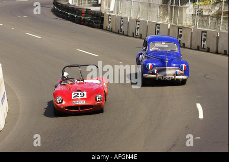 Mistral TR3a 957 und 1955 Peugeot klassischen Straßenrennen Dunedin Neuseeland Südinsel Stockfoto