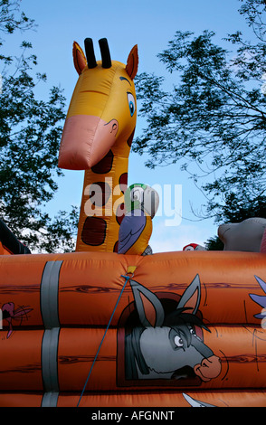 Große aufblasbare Giraffe auf der Hüpfburg der Arche Noah Stockfoto