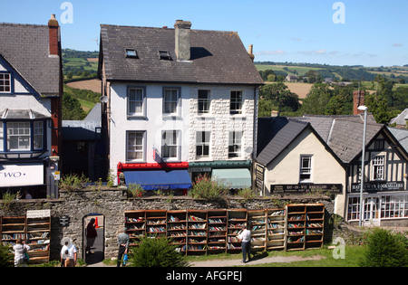 Menschen Surfen gebrauchte Bücher außerhalb der Burg-Buchhandlung in Hay on Wye, Wales, UK. Stockfoto