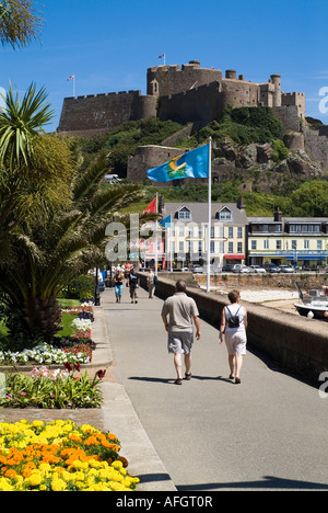 dh Gorey ST MARTIN JERSEY Tourist paar zu Fuß am Meer promenade Mont Hochmuts Burg Stockfoto