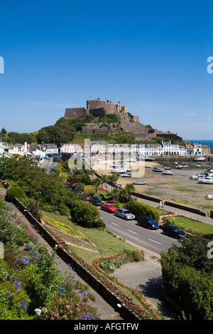 Dh Gorey ST MARTIN JERSEY Blumenbeet Gärten pathes Strandpromenade und Mont Orgueil Castle Bay Stockfoto