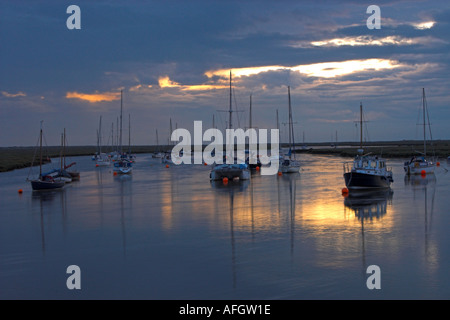 Boote in der Bucht in der Morgendämmerung, Brunnen neben das Meer Norfolk Stockfoto