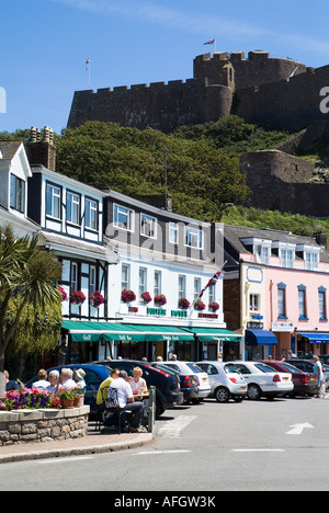 dh Gorey ST MARTIN JERSEY Touristen Essen Häuser direkt am Meer-Dorf und Mont Hochmuts Schloss Stockfoto