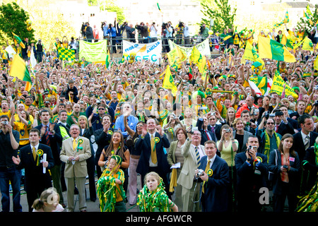 Norwich City Football Club Anhänger außen Rathaus, Norwich, UK April 2004 Stockfoto