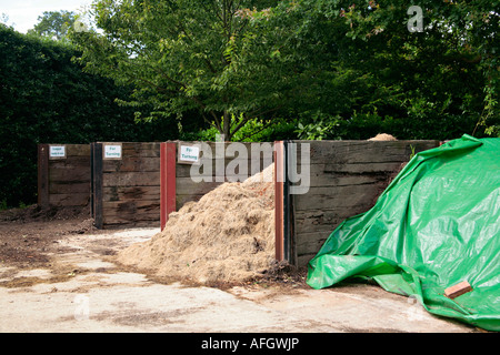 Garten Kompost Haufen in den verschiedenen Phasen der Entwicklung Stockfoto