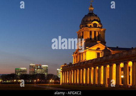 Das Old Royal Naval College und die Skyline von Canary Wharf Greenwich London England UK Stockfoto