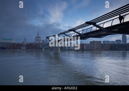 Mann auf die Millennium Bridge über die Themse nach St Pauls Cathedral London England UK Stockfoto