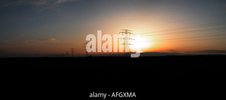 Sonnenuntergang vor der aktuellen Masten Stockfoto