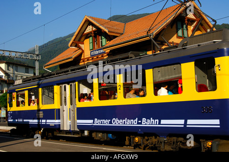 Trainieren Sie Berner Oberland-Bahn am Bahnhof Wilderswil in der Nähe von Grindelwald Schweiz Stockfoto