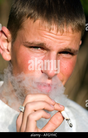 Herr Jüngling raucht eine Zigarette Stockfoto