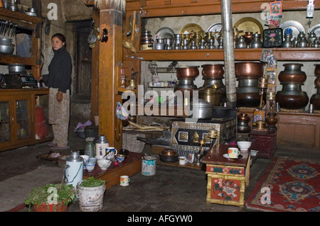 Frau arbeitet in der Küche, Nurla, Indus Senke, Ladakh, Jammu und Kaschmir, Indien Stockfoto