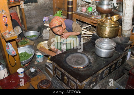 Frau Backen Chapatis in der Küche, Nurla, Indus Senke, Ladakh, Jammu und Kaschmir, Indien Stockfoto