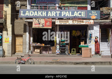 Straßenbild im Bereich Bazar von Leh, Ladakh, Jammu und Kaschmir, Indien Stockfoto