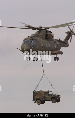 RAF Royal Air Force Agusta Westland Merlin HC 3 Truppe tragen Schlachtfeld Unterstützung Transporthubschrauber mit underslung cargo Stockfoto