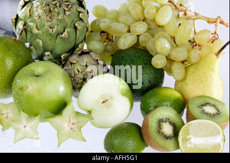 Verschiedene grüne Frucht wie Apple, Kiwi, Trauben, teilweise aufgeschnitten, auf weißem Hintergrund Stockfoto