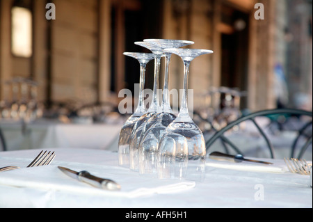 Set Table mit Weingläsern Stockfoto