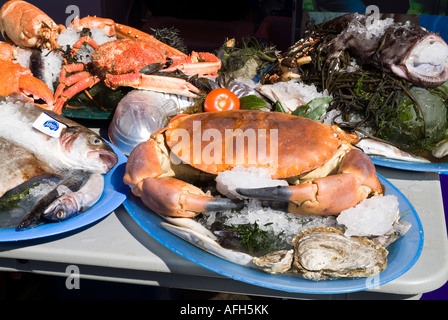 dh SEAFOOD JERSEY große ganze Krabbe auf Platte Jersey produzieren zum Verkauf Meeresfrüchte roher Fisch Tablett Frischkanal Inseln Markt Stockfoto