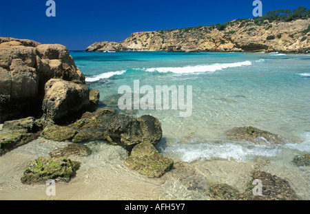 Ibiza, Westküste, kristallklares Meerwasser in Cala Tarida Stockfoto