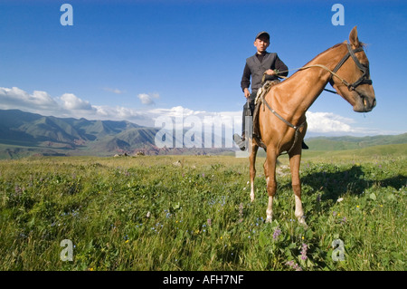 Kirgis Junge sitzt auf einem Pferd, Kirgisistan Stockfoto