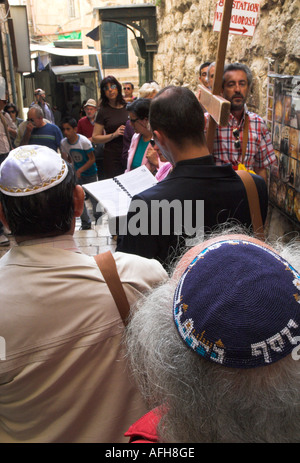 Israel Jerusalem alte Stadt Via Dolorosa Karfreitag katholische Prozessionen spanischen Pilgergruppe mit Kreuz am Bahnhof VIII Witz Stockfoto