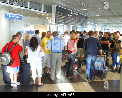 München Flughafen Passagiere warten im Ankunftsbereich Stockfoto