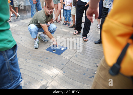 Hütchenspiel, verbotenes Straßenspiel, Ramblas Barcelona Spanien Stockfoto