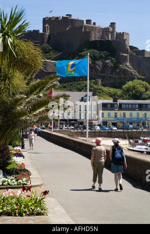 dh Gorey ST MARTIN JERSEY Touristen Frauen zu Fuß auf der Strandpromenade Mont Orgueil Castle Insel uk Kanal Esplanade Inseln Stockfoto