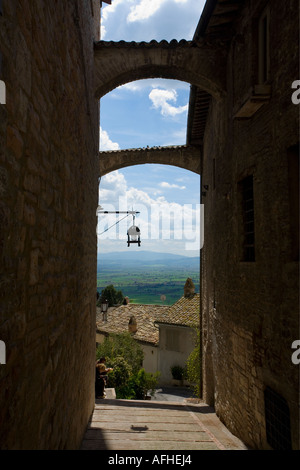 Assisi Straßen im Sommer bei blauem Himmel Sonne Sonnenschein sonnig weißen Wolken Asissi St.Anton Umbrien Italien Italia Europa EU Stockfoto