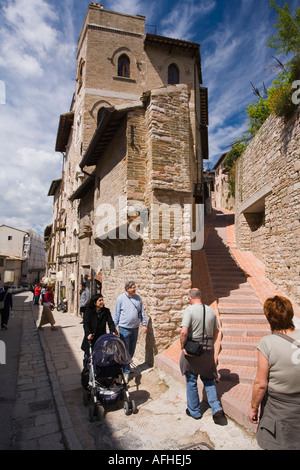St.Anton Straßen im Sommer bei blauem Himmel Sonne Sonnenschein sonnig weißen Wolken Asissi Assisi Umbrien Italien Italia Europa EU Stockfoto