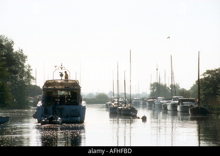 Eine große Motoryacht und festgemachten Jachten auf dem Fluß Frome in Wareham in Dorset England UK Stockfoto