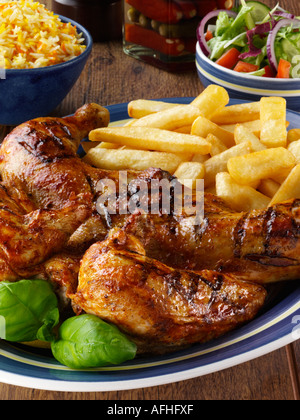 Spatchcock Hähnchen und Pommes frites Stockfoto