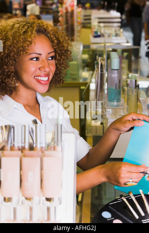 Junge Kosmetikerin ein Verkaufsabschluss Stockfoto