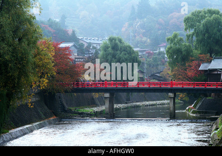 Menschen Kreuzung Brücke über den Fluss Miyagawa, Takayama, Japan Stockfoto