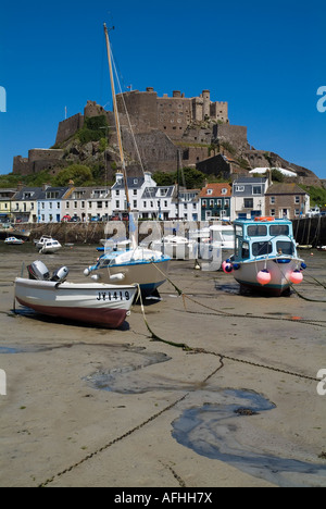 Dh Gorey ST MARTIN JERSEY Boote im Hafen Häuser direkt am Meer und den Mont Orgueil Castle Kanalinseln UK Stockfoto