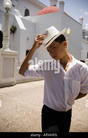 Jungen tragen Plena Trachtenmode Stockfoto