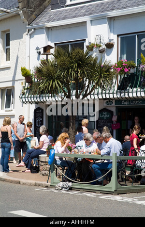 dh Gorey ST MARTIN JERSEY Touristen essen in Straßencafés in Dorf Alfresco Restaurants Kanal Inseln Restaurant uk Island Cafe Stockfoto