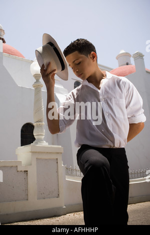 Jungen tragen Plena Trachtenmode Stockfoto