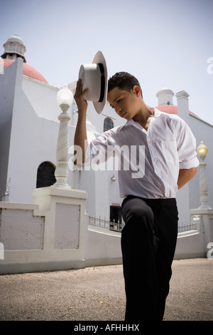 Jungen tragen Plena Trachtenmode Stockfoto