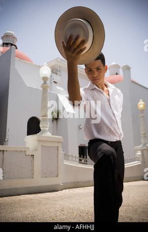 Jungen tragen Plena Trachtenmode Stockfoto