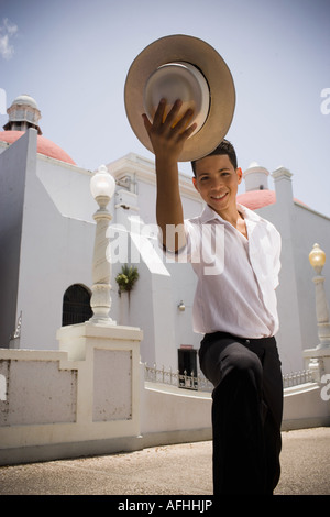 Jungen tragen Plena Trachtenmode Stockfoto