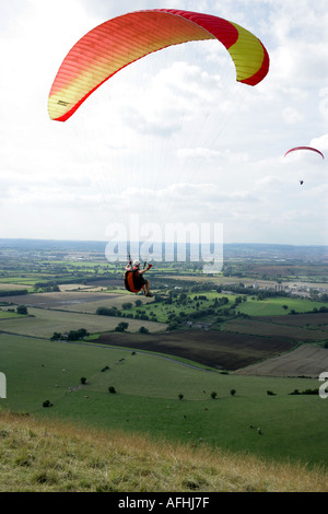 Gleitschirm fliegen von Westbury White Horse Wiltshire Stockfoto