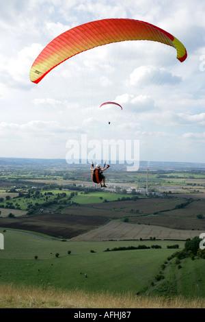 Gleitschirm fliegen von Westbury White Horse Wiltshire Stockfoto
