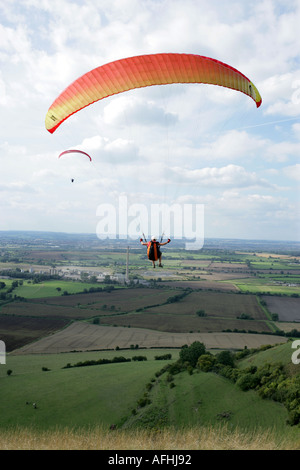 Gleitschirm fliegen von Westbury White Horse Wiltshire Stockfoto