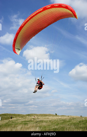Gleitschirm fliegen von Westbury White Horse Wiltshire Stockfoto